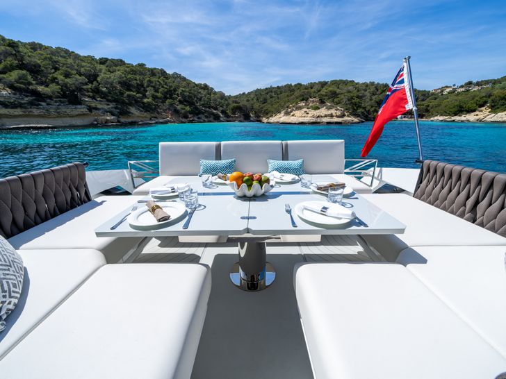 SH55 Sunseeker Superhawk 55 - alfresco dining area SH55 Sunseeker Superhawk 55 - alfresco dining area