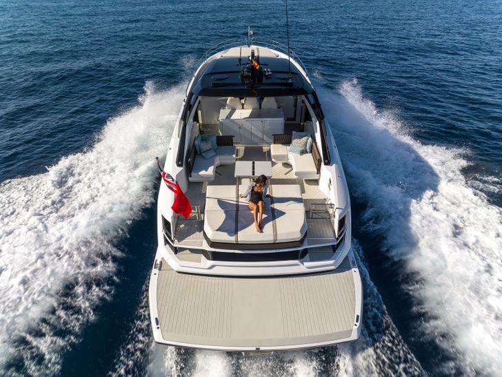 SH55 Sunseeker Superhawk 55 - cruising aft view SH55 Sunseeker Superhawk 55 - cruising aft view