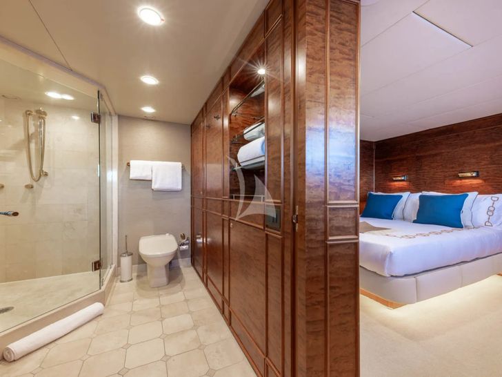TAHI Heesen 40m - VIP cabin 1 bathroom TAHI Heesen 40m - VIP cabin 1 bathroom
