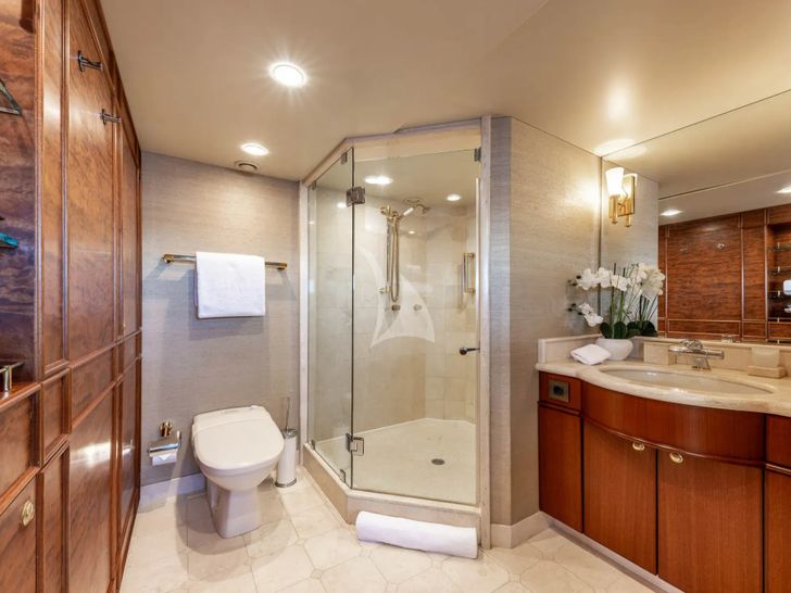 TAHI Heesen 40m - VIP cabin 2 bathroom TAHI Heesen 40m - VIP cabin 2 bathroom