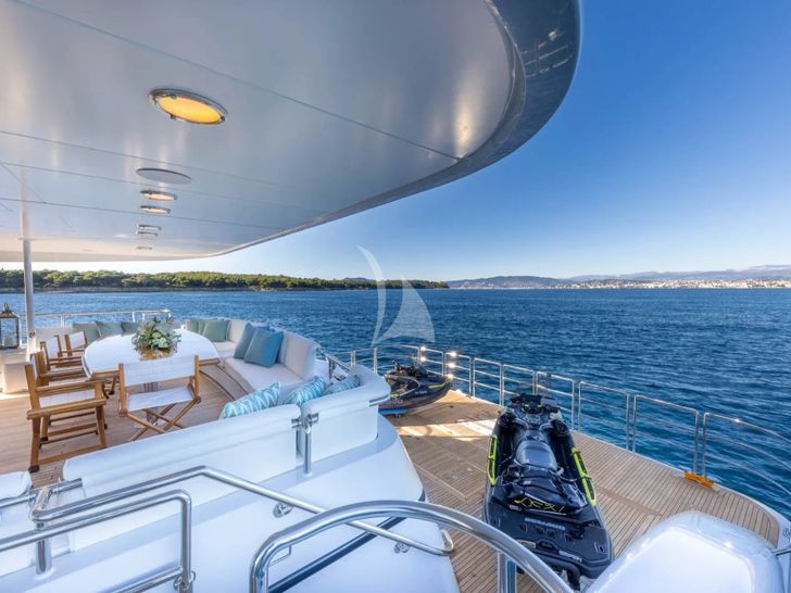 TAHI Heesen 40m - aft deck lounge and alfresco dining area TAHI Heesen 40m - aft deck lounge and alfresco dining area