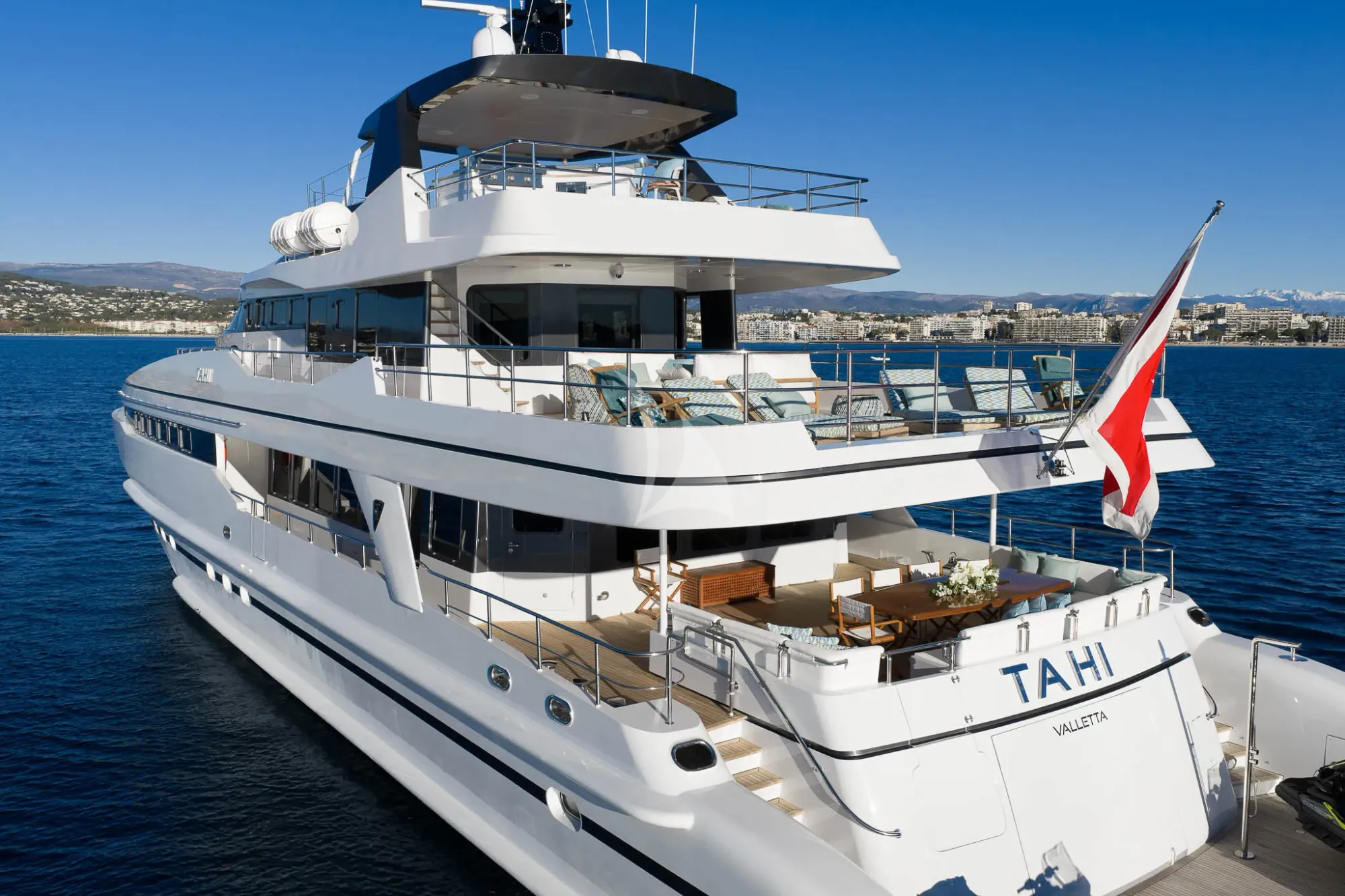 TAHI Heesen 40m - aft decks
