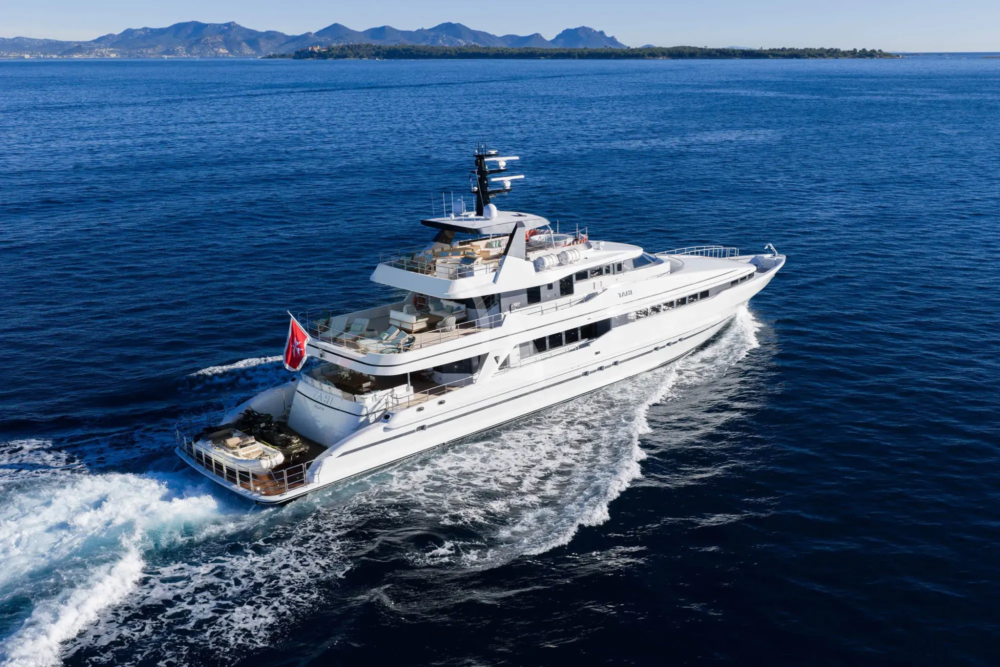 TAHI Heesen 40m - aft shot cruising