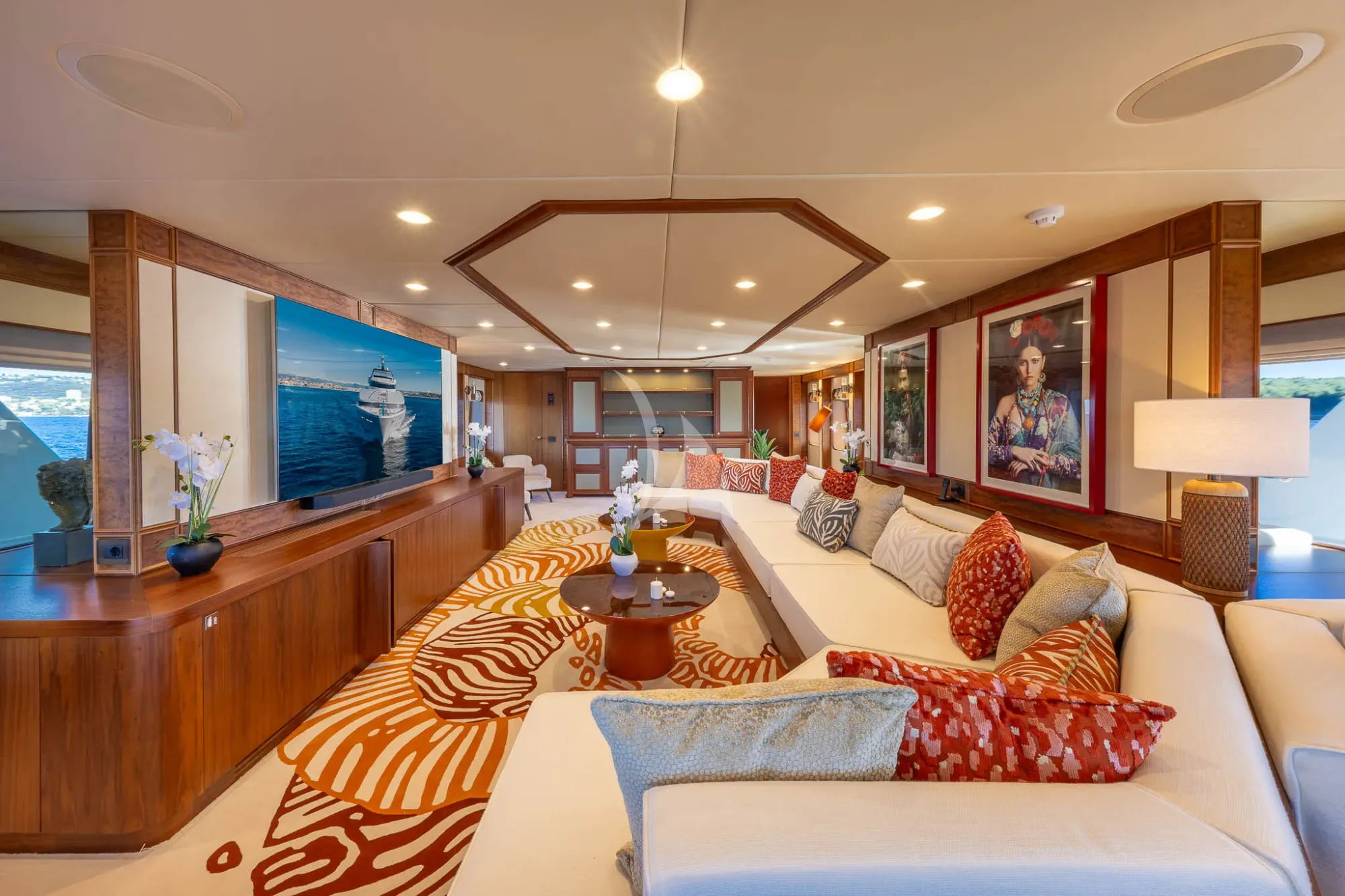 TAHI Heesen 40m - main saloon