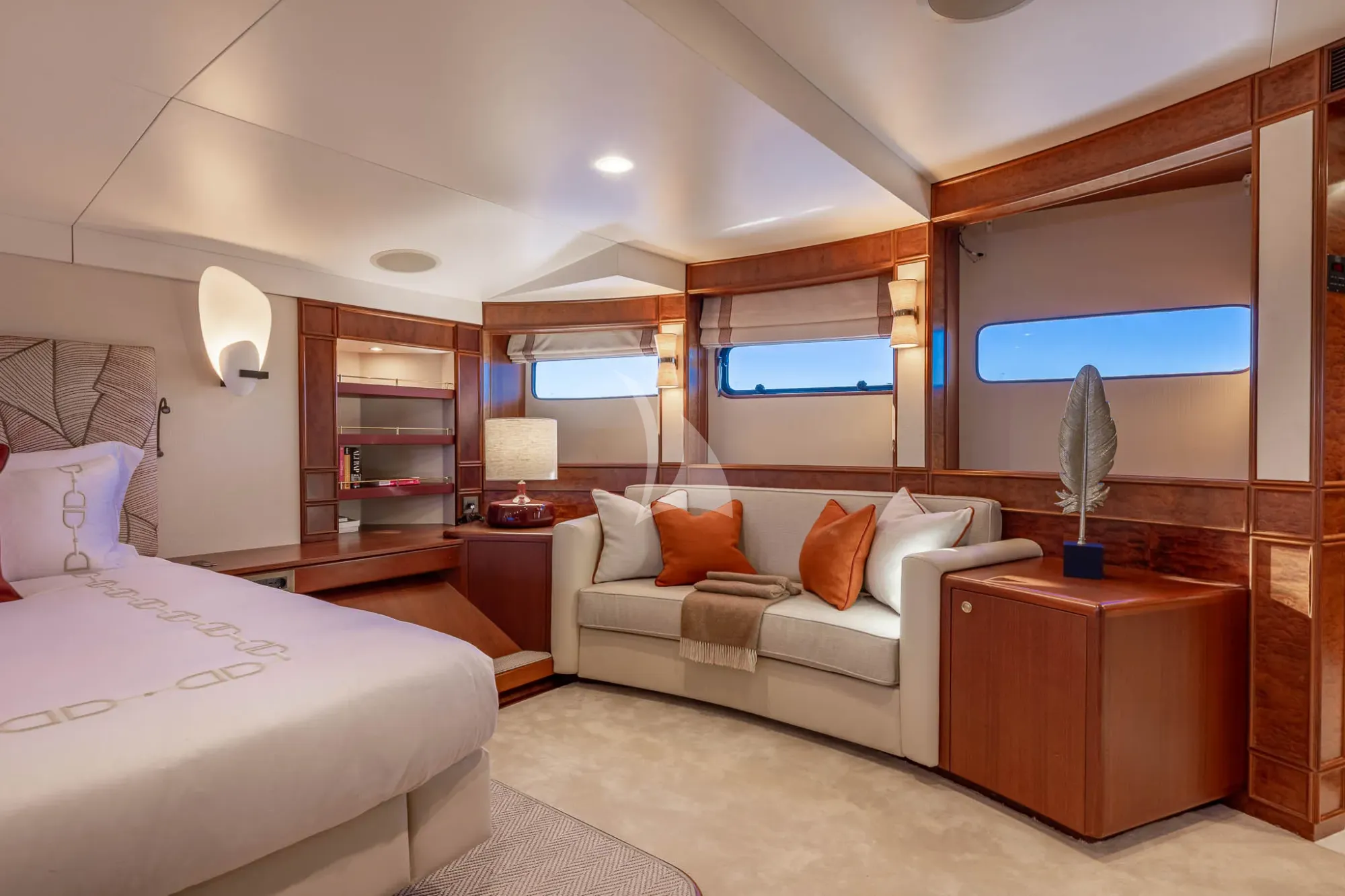 TAHI Heesen 40m - master cabin couch