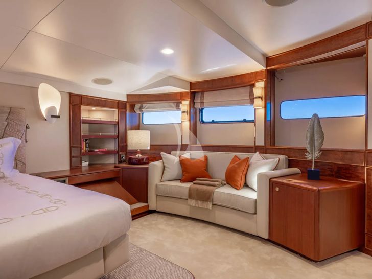 TAHI Heesen 40m - master cabin couch TAHI Heesen 40m - master cabin couch