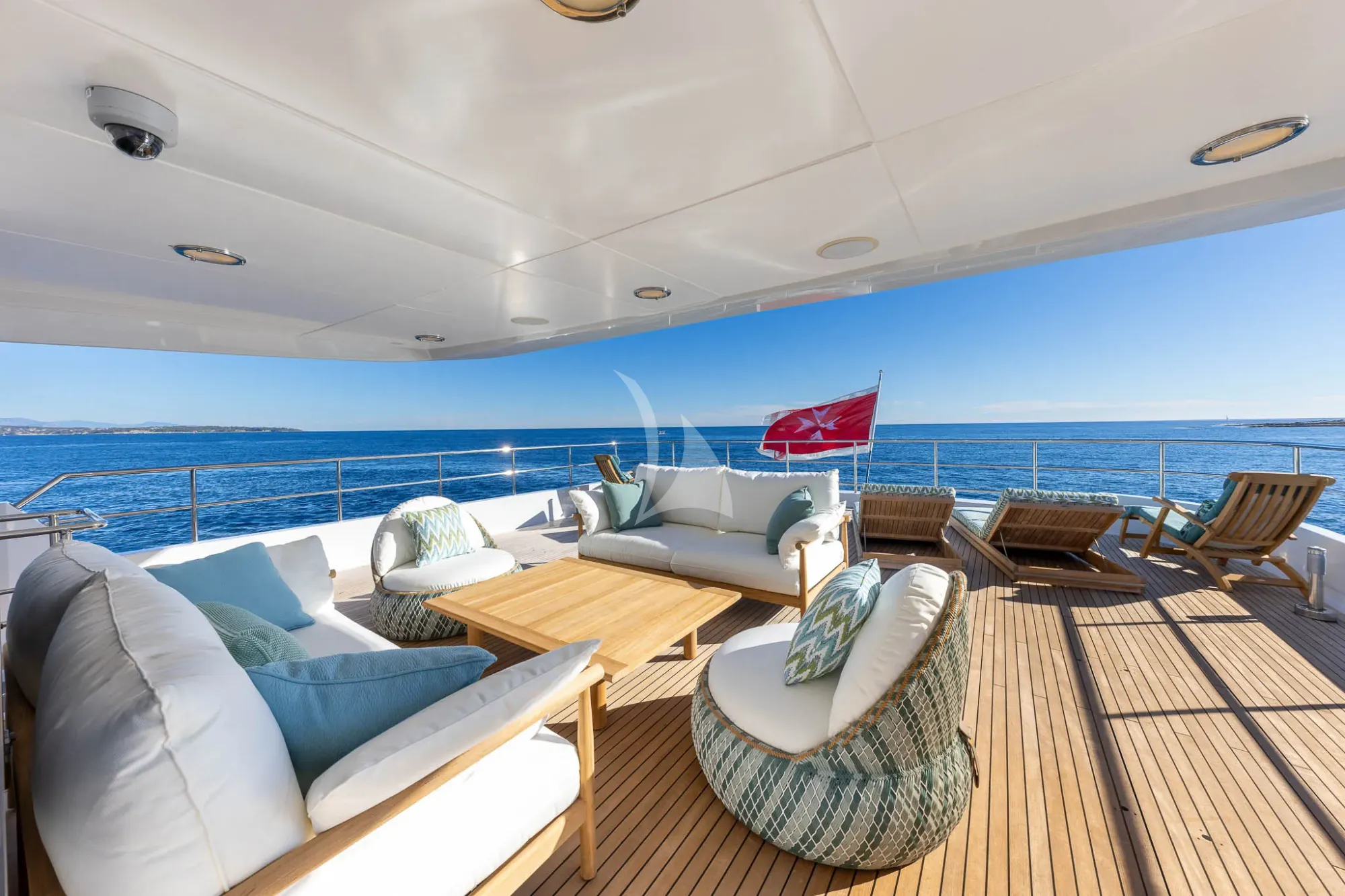 TAHI Heesen 40m - sky deck aft lounge