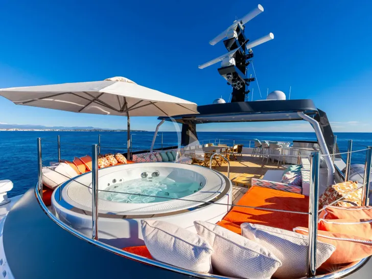 TAHI Heesen 40m - sundeck jacuzzi TAHI Heesen 40m - sundeck jacuzzi