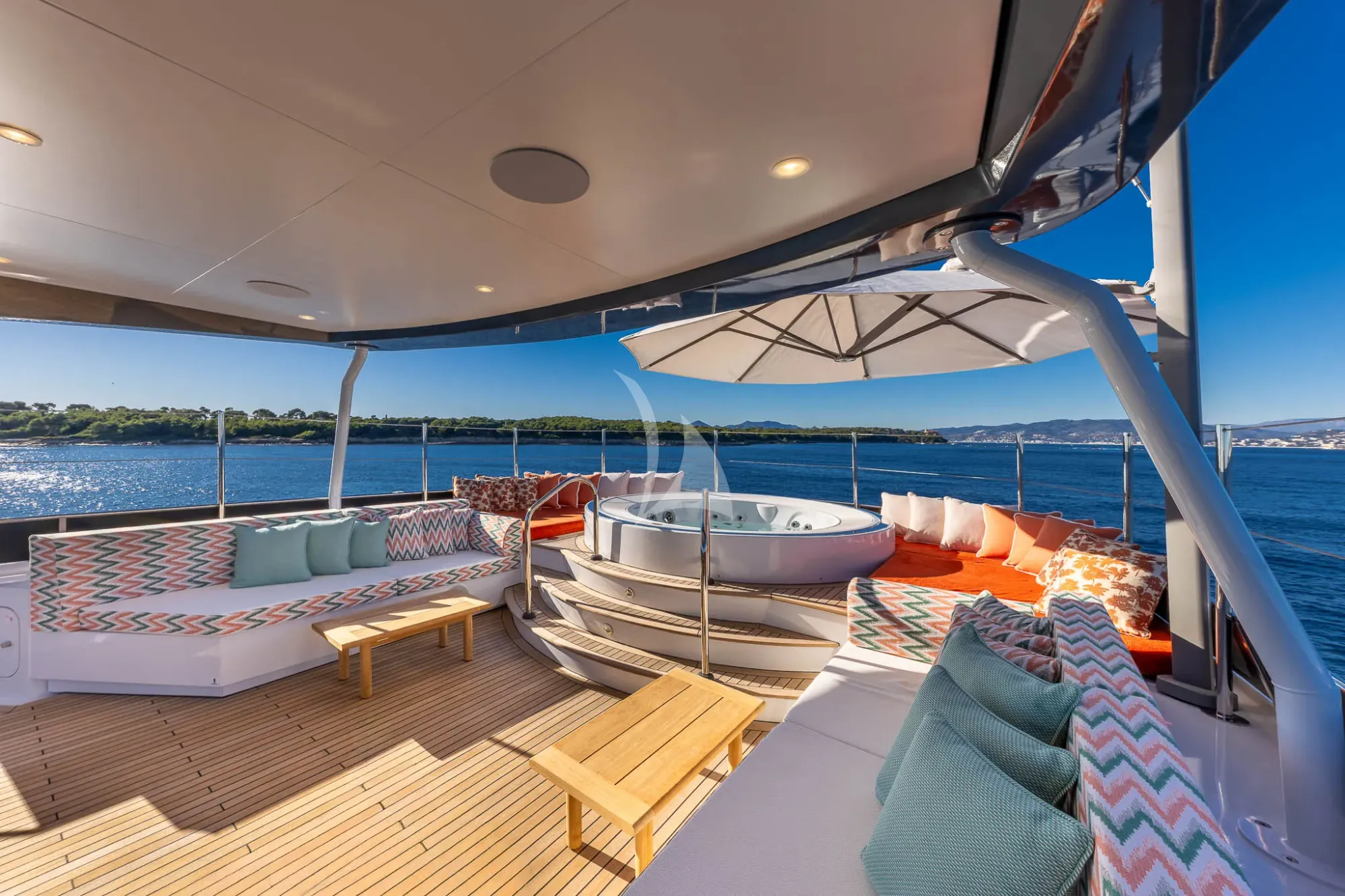 TAHI Heesen 40m - sundeck lounge and jacuzzi
