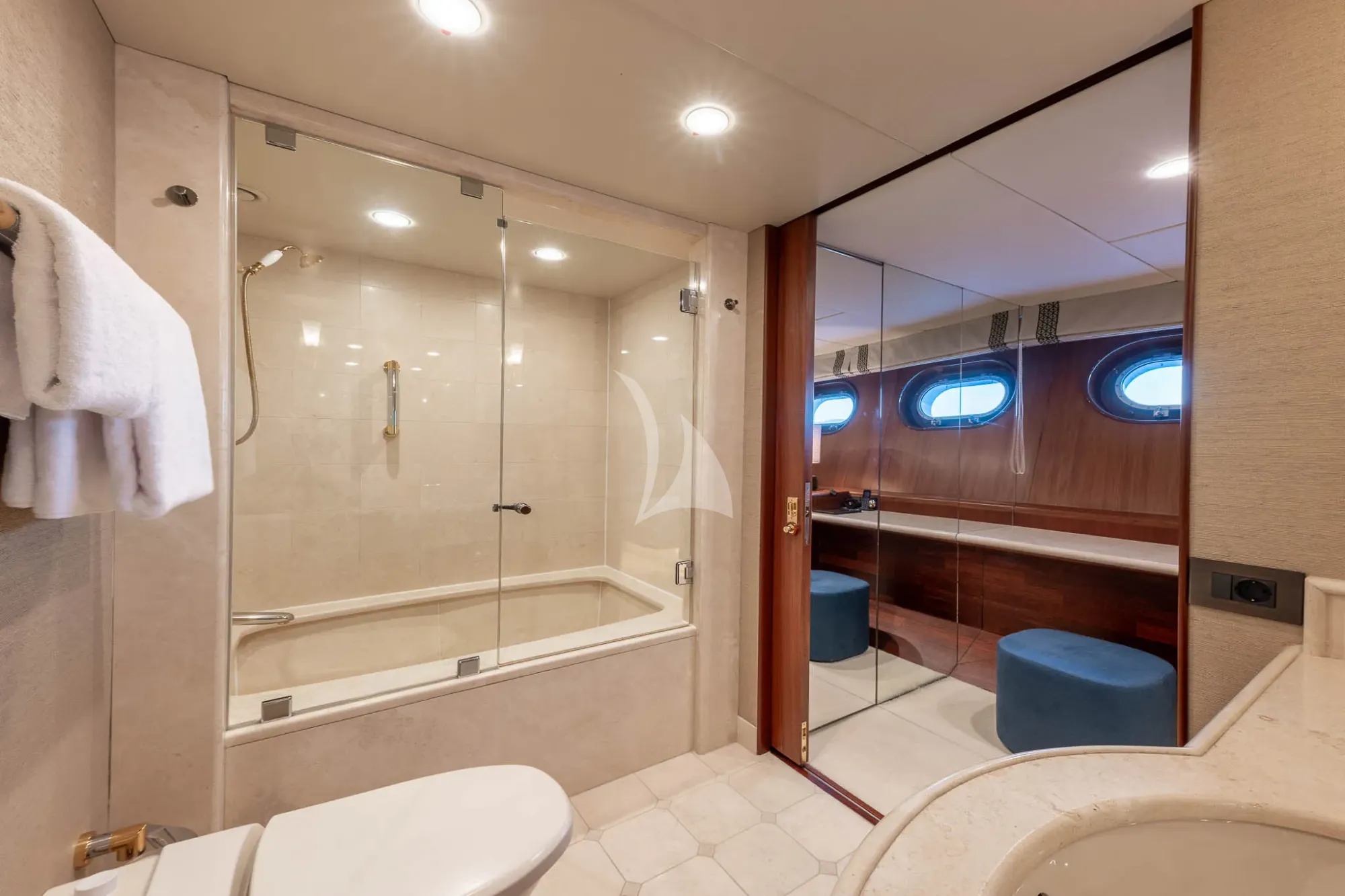 TAHI Heesen 40m - twin cabin bathroom