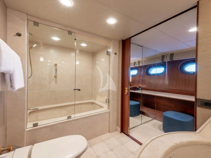 TAHI Heesen 40m - twin cabin bathroom TAHI Heesen 40m - twin cabin bathroom