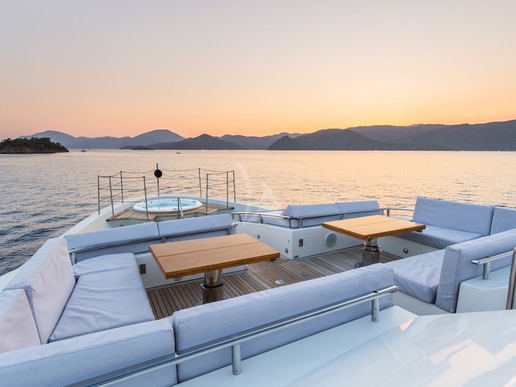 TAKARA ONE Sanlorenzo 38m Foredeck Jacuzzi TAKARA ONE Sanlorenzo 38m Foredeck Jacuzzi