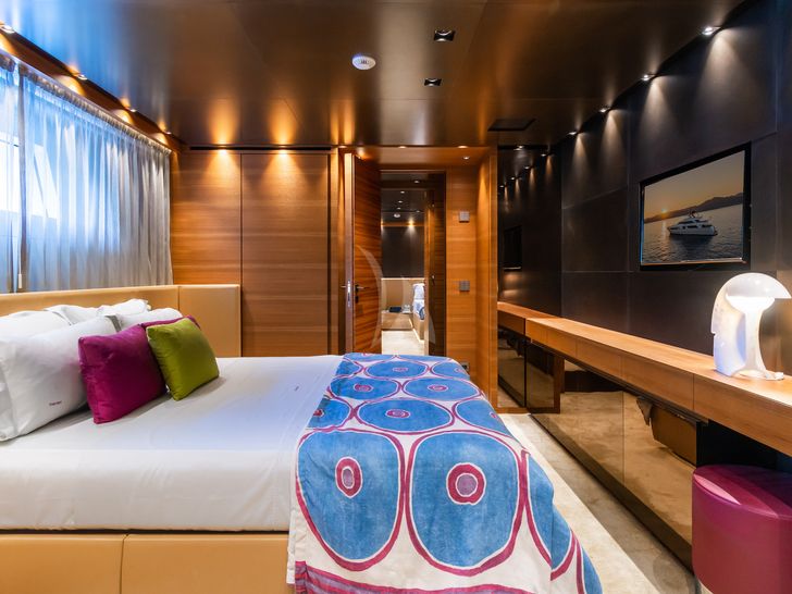 TAKARA ONE Sanlorenzo 38m VIP Stateroom