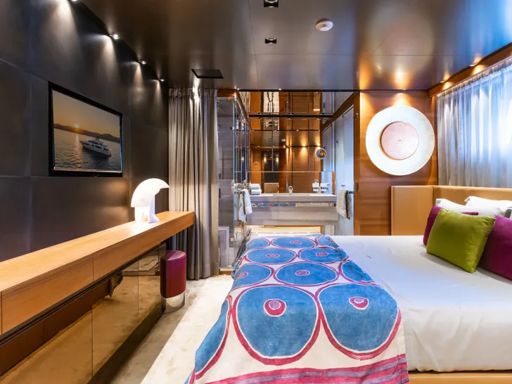 TAKARA ONE Sanlorenzo SD126 - VIP cabin 2 TAKARA ONE Sanlorenzo SD126 - VIP cabin 2