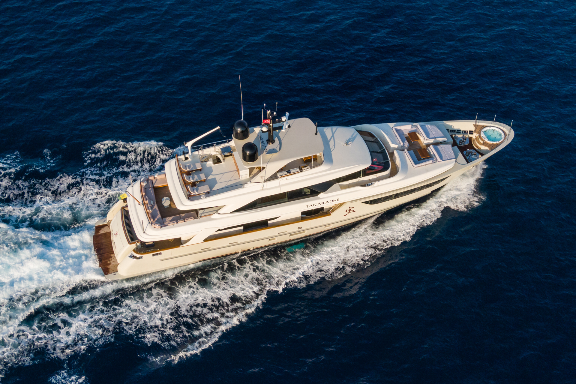 TAKARA ONE Sanlorenzo SD126 - aerial shot cruising