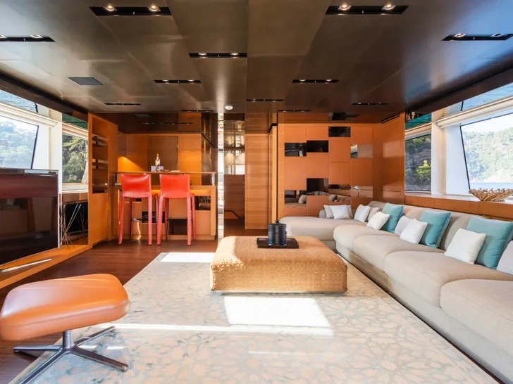 TAKARA ONE Sanlorenzo SD126 - sky lounge TAKARA ONE Sanlorenzo SD126 - sky lounge