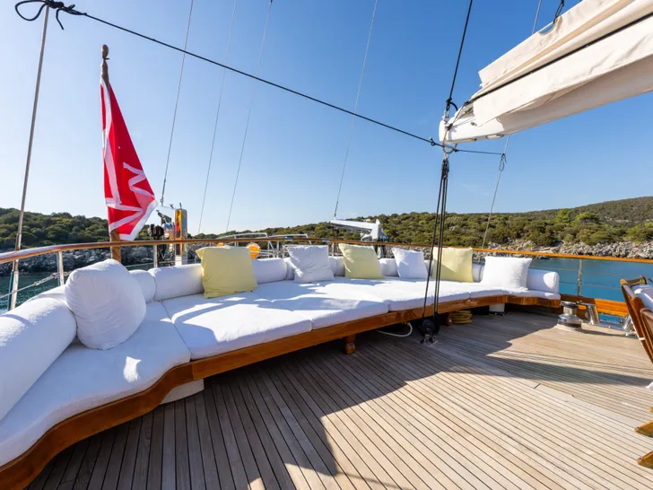 TAKE IT EASIER Umut Yillikci 38m - aft deck sunbathing lounge TAKE IT EASIER Umut Yillikci 38m - aft deck sunbathing lounge