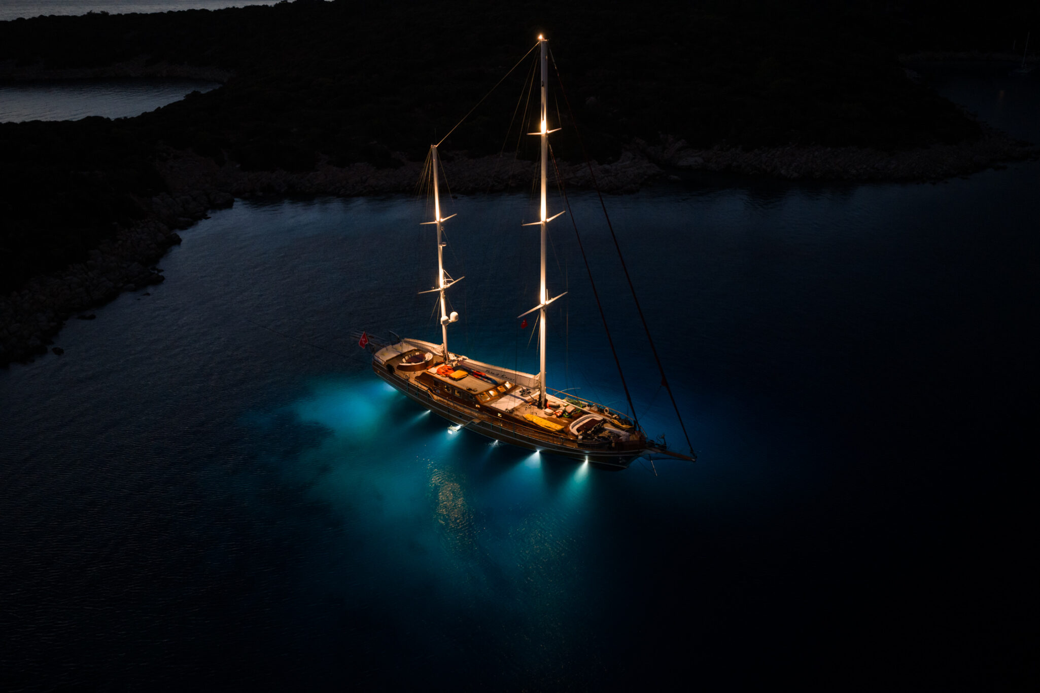 TAKE IT EASIER Umut Yillikci 38m - anchored at night