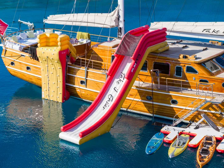 TAKE IT EASIER Umut Yillikci 38m - inflatable wall climbing and water slide TAKE IT EASIER Umut Yillikci 38m - inflatable wall climbing and water slide