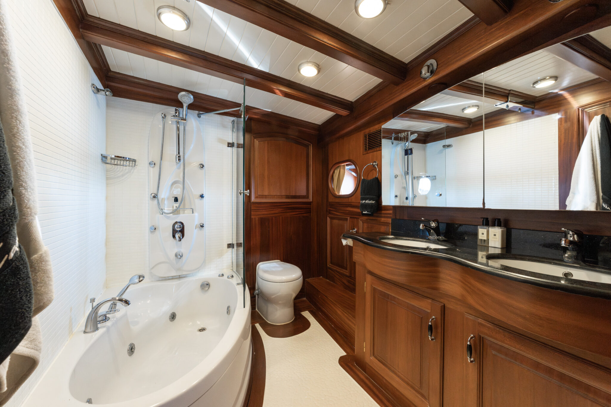 TAKE IT EASIER Umut Yillikci 38m - master cabin bathroom