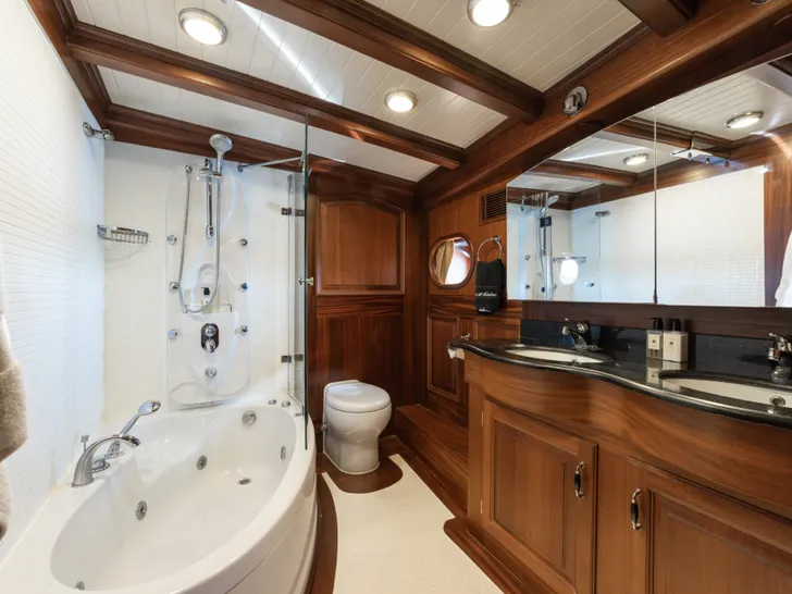 TAKE IT EASIER Umut Yillikci 38m - master cabin bathroom TAKE IT EASIER Umut Yillikci 38m - master cabin bathroom