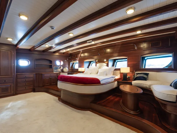 TAKE IT EASIER Umut Yillikci 38m - master cabin bed and lounge TAKE IT EASIER Umut Yillikci 38m - master cabin bed and lounge