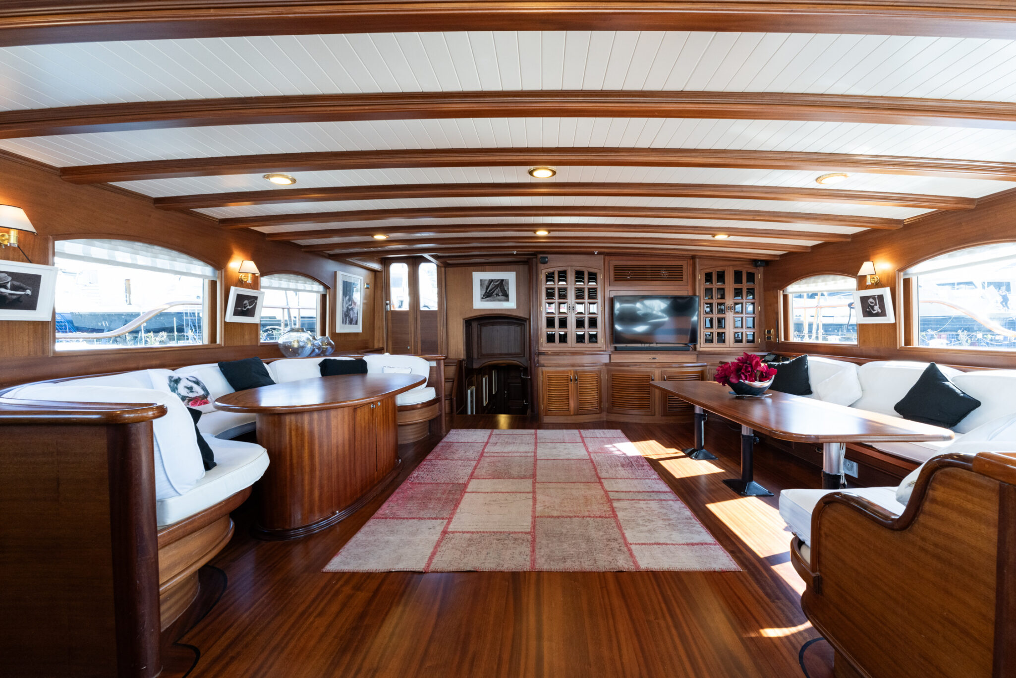 TAKE IT EASIER Umut Yillikci 38m - saloon lounge and dining area