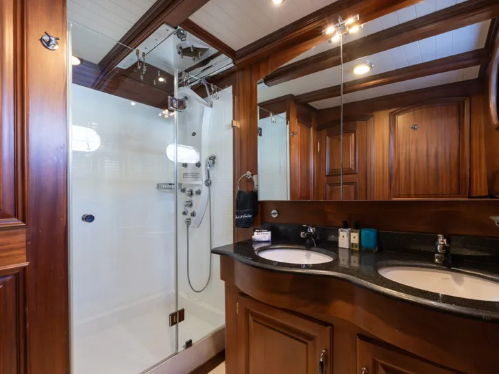 TAKE IT EASIER Umut Yillikci 38m - twin cabin 1 bathroom TAKE IT EASIER Umut Yillikci 38m - twin cabin 1 bathroom