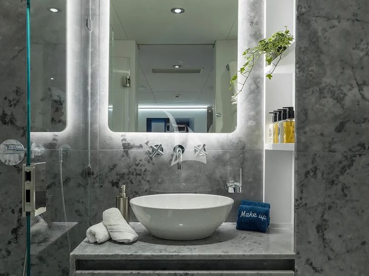 TALIA Heesen 4000 - VIP cabin 1 bathroom TALIA Heesen 4000 - VIP cabin 1 bathroom