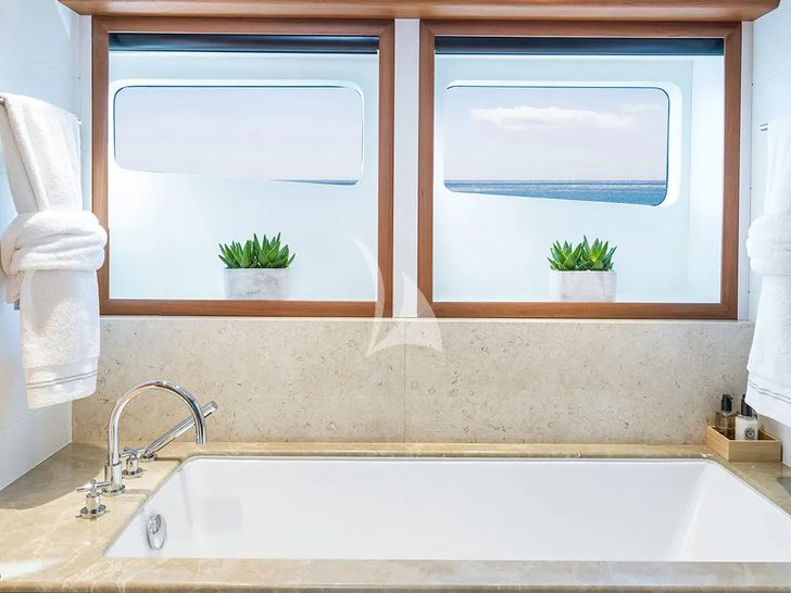TALIA Heesen 4000 - VIP cabin 3 bathroom TALIA Heesen 4000 - VIP cabin 3 bathroom
