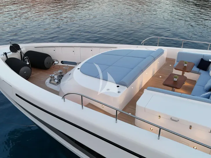 TALIA Heesen 4000 - foredeck TALIA Heesen 4000 - foredeck