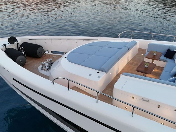 TALIA Heesen 4000 - foredeck TALIA Heesen 4000 - foredeck