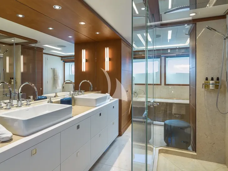 TALIA Heesen 4000 - master cabin bathroom TALIA Heesen 4000 - master cabin bathroom