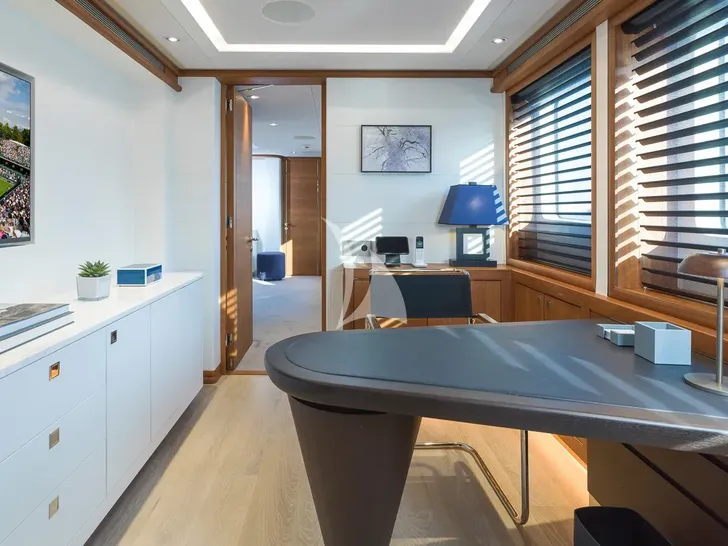 TALIA Heesen 4000 - master cabin office TALIA Heesen 4000 - master cabin office