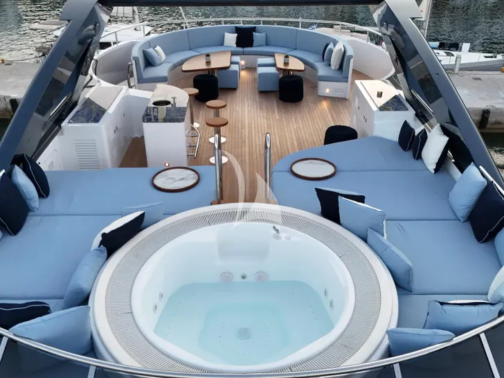 TALIA Heesen 4000 - sun deck jacuzzi and other amenities TALIA Heesen 4000 - sun deck jacuzzi and other amenities