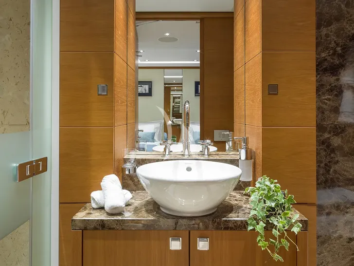 TALIA Heesen 4000 - twin cabin 1 bathroom TALIA Heesen 4000 - twin cabin 1 bathroom