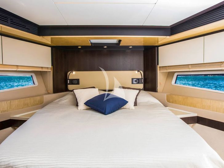TAMARA II Azimut 66 - VIP cabin TAMARA II Azimut 66 - VIP cabin