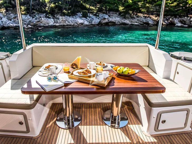 TAMARA II Azimut 66 - aft alfresco dining area TAMARA II Azimut 66 - aft alfresco dining area