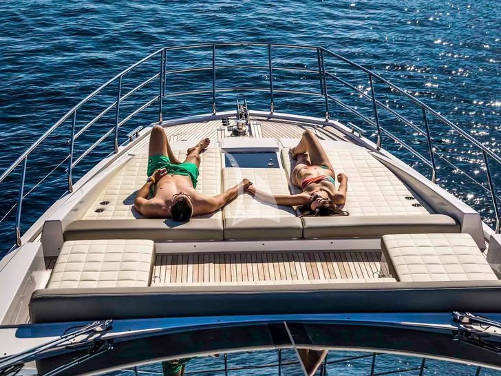 TAMARA II Azimut 66 - foredeck TAMARA II Azimut 66 - foredeck