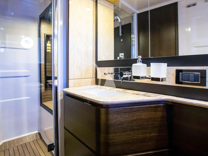 TAMARA II Azimut 66 - master cabin bathroom TAMARA II Azimut 66 - master cabin bathroom