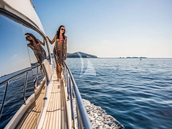 TAMARA II Azimut 66 - side walkway TAMARA II Azimut 66 - side walkway