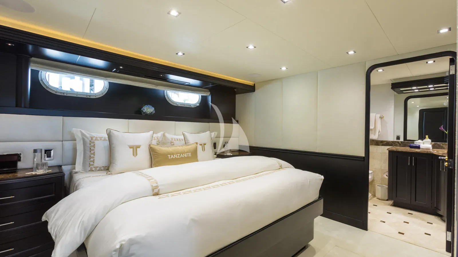 TANZANITE Westship 145 - VIP cabin 1