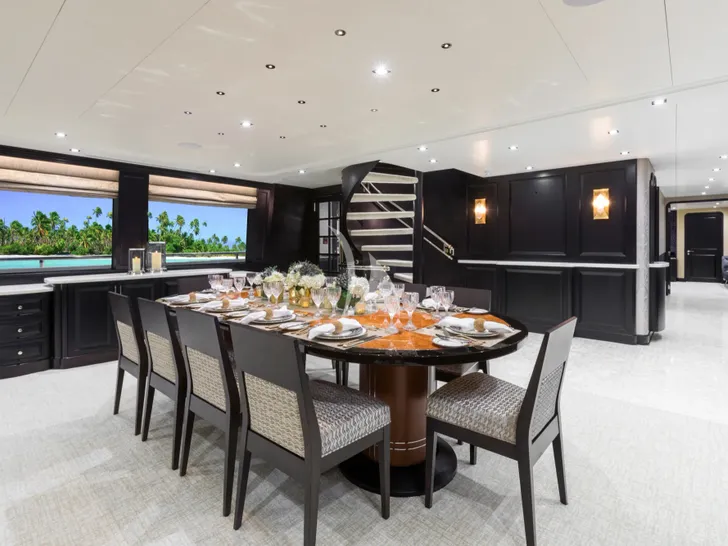 TANZANITE Westship 145 - indoor dining set up TANZANITE Westship 145 - indoor dining set up