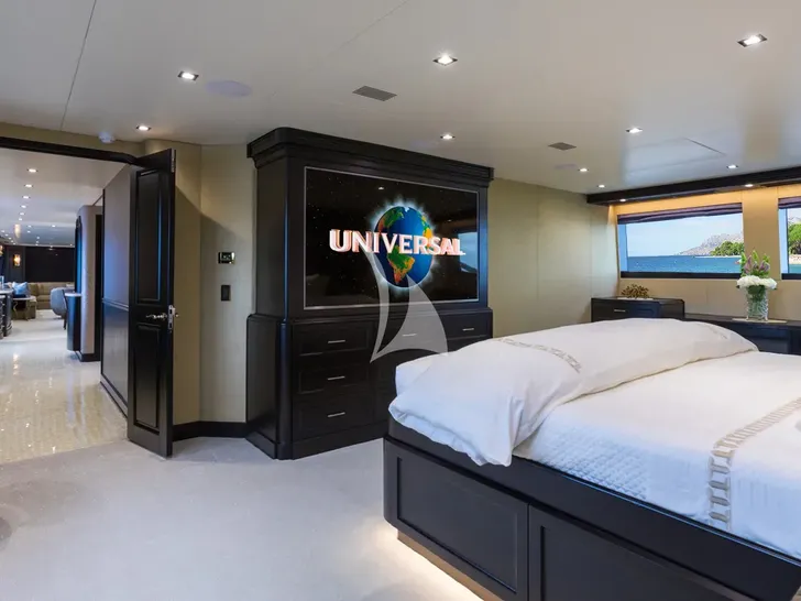 TANZANITE Westship 145 - master cabin bed and TV TANZANITE Westship 145 - master cabin bed and TV