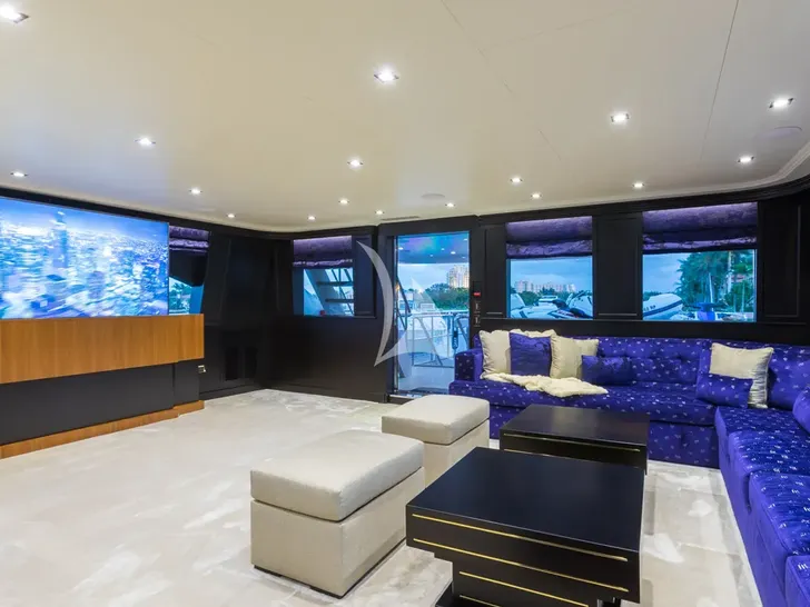 TANZANITE Westship 145 - sky lounge TV TANZANITE Westship 145 - sky lounge TV