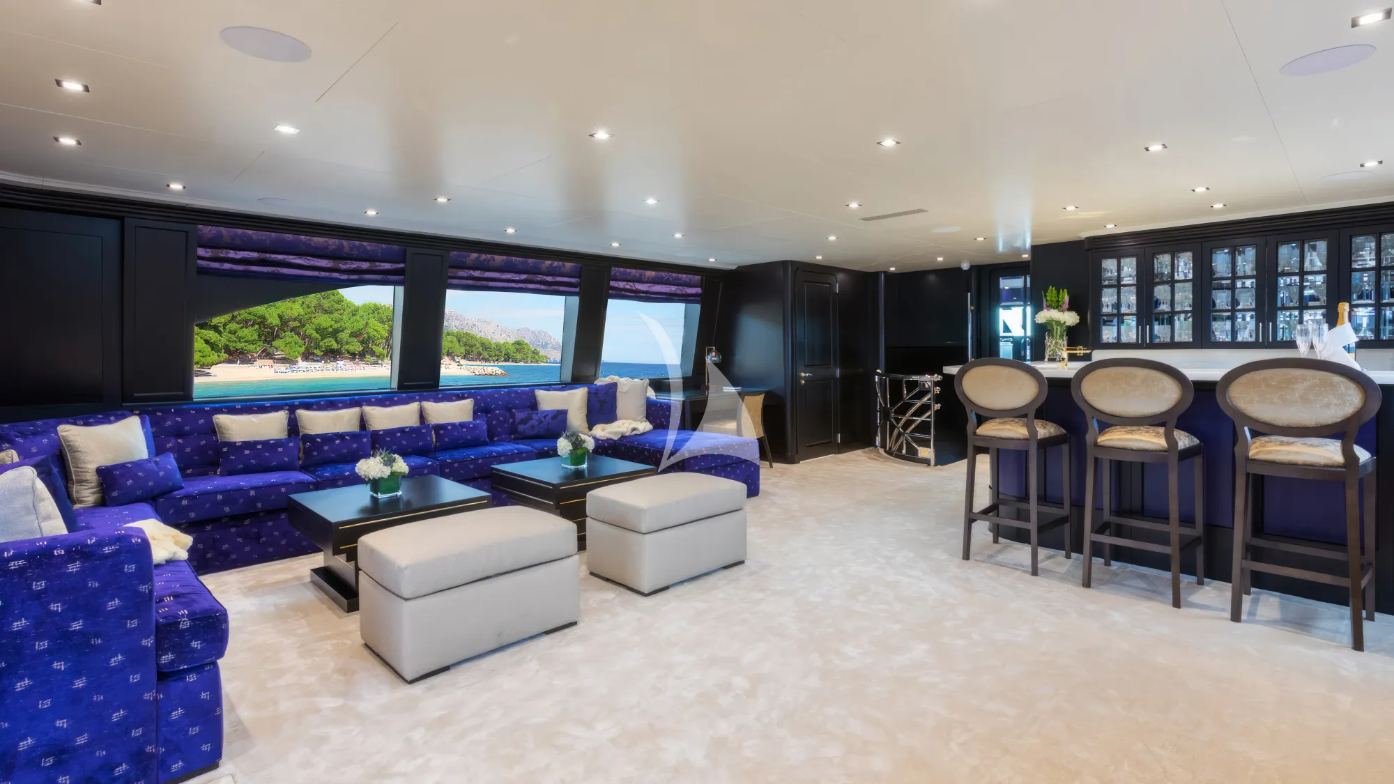 TANZANITE Westship 145 - sky lounge with bar