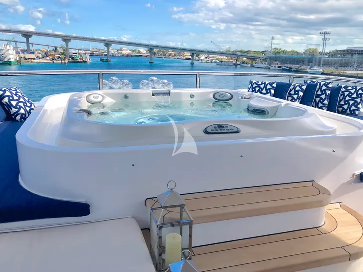 TANZANITE Westship 145 - sundeck jacuzzi TANZANITE Westship 145 - sundeck jacuzzi