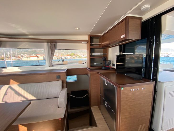 TATRY Lagoon 46F - saloon seating and TV TATRY Lagoon 46F - saloon seating and TV