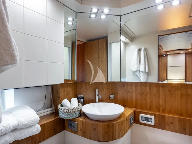 TAYYARAH AB 78 - twin cabin bathroom TAYYARAH AB 78 - twin cabin bathroom