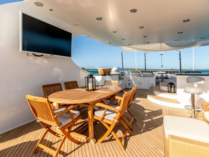 TCB Trinity 164 - sky deck dining area TCB Trinity 164 - sky deck dining area
